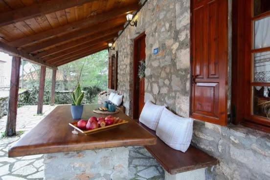 Villa Mariolata Stone House Lílaia Exterior foto